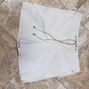 Lauren khaki shorts, cargo look and leather tie.